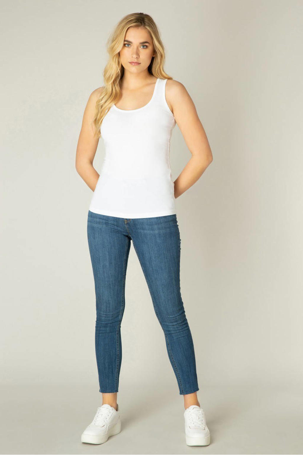 Witte dames Base Level top met effen en ronde hals