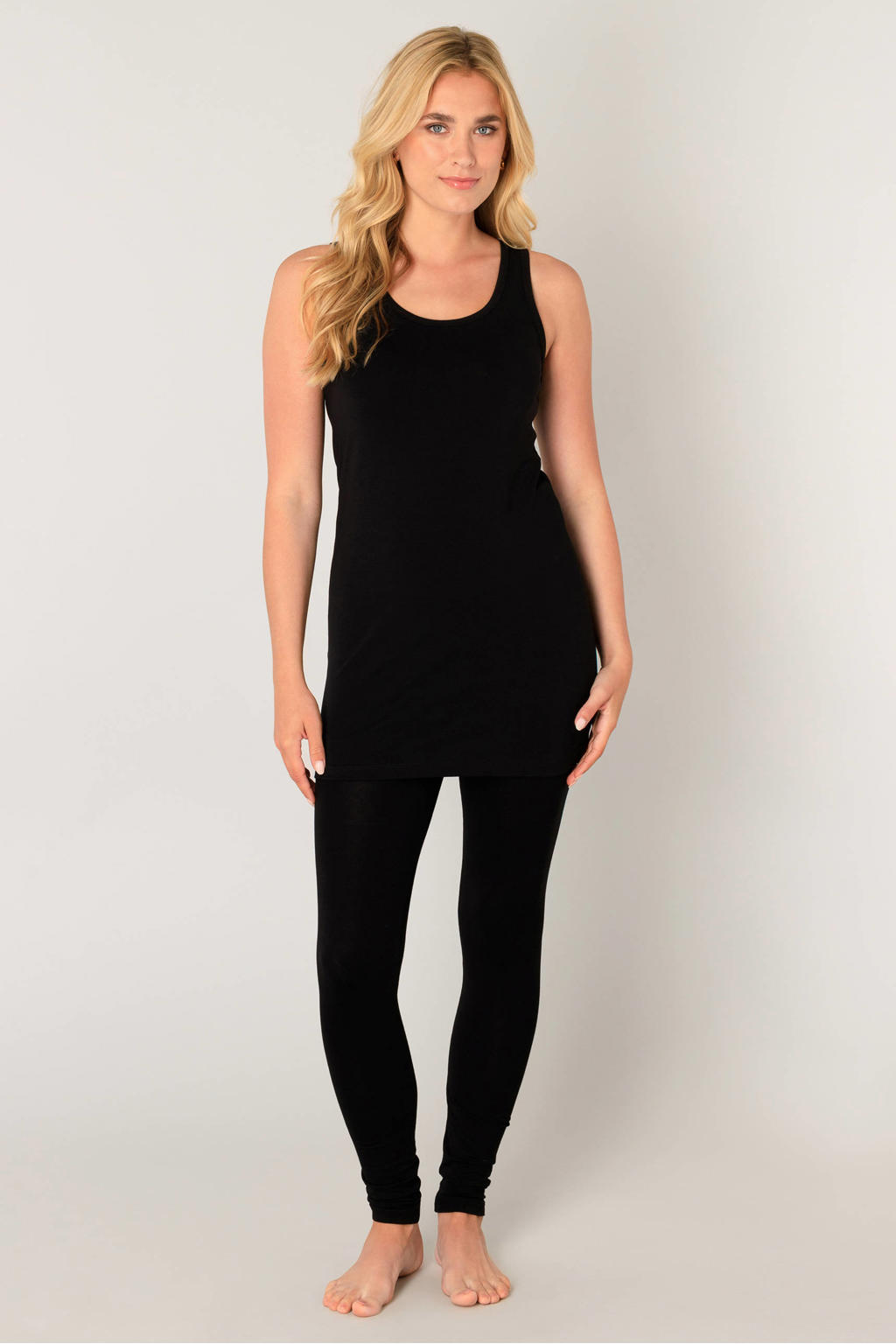 Base Level mouwloze top zwart