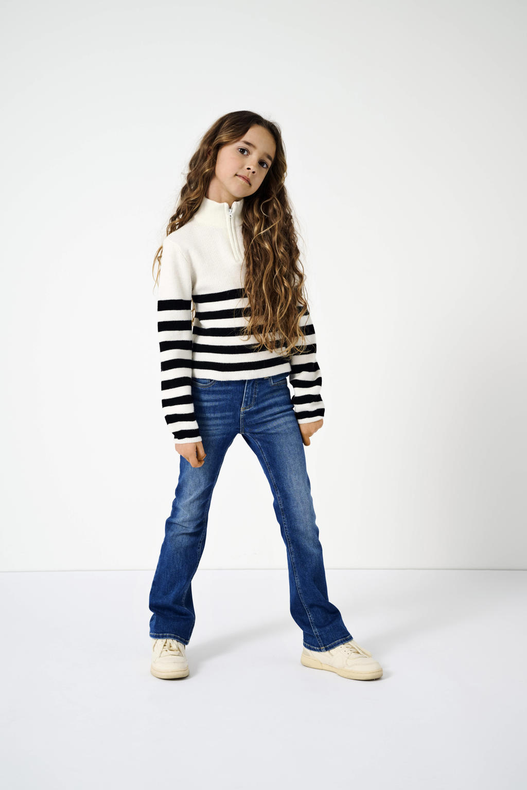 Wit en zwarte meisjes KIDS ONLY GIRL gebreide trui van viscose met strepenprint, lange mouwen, opstaande kraag en halve rits