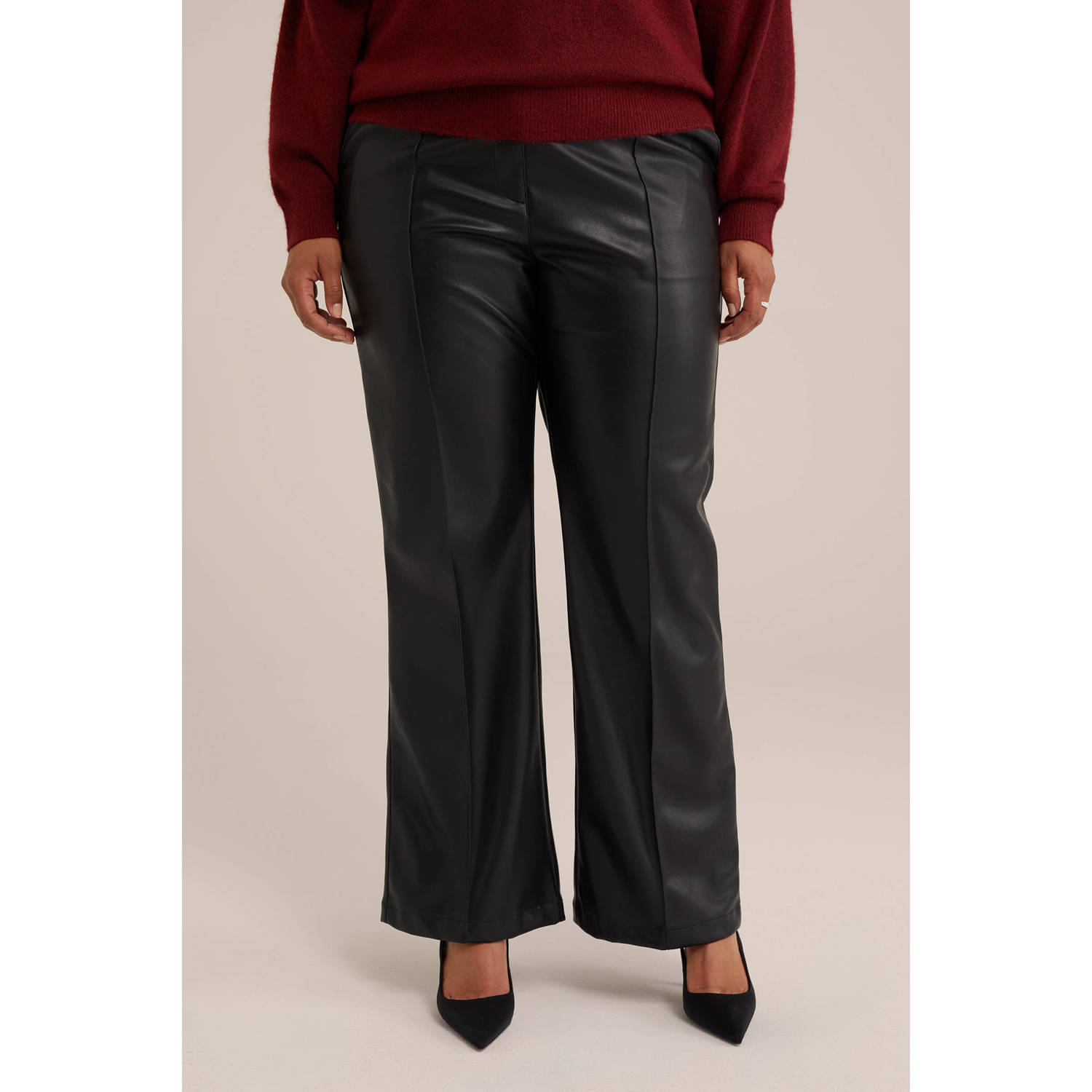 WE Fashion Curve imitatieleren flared broek zwart