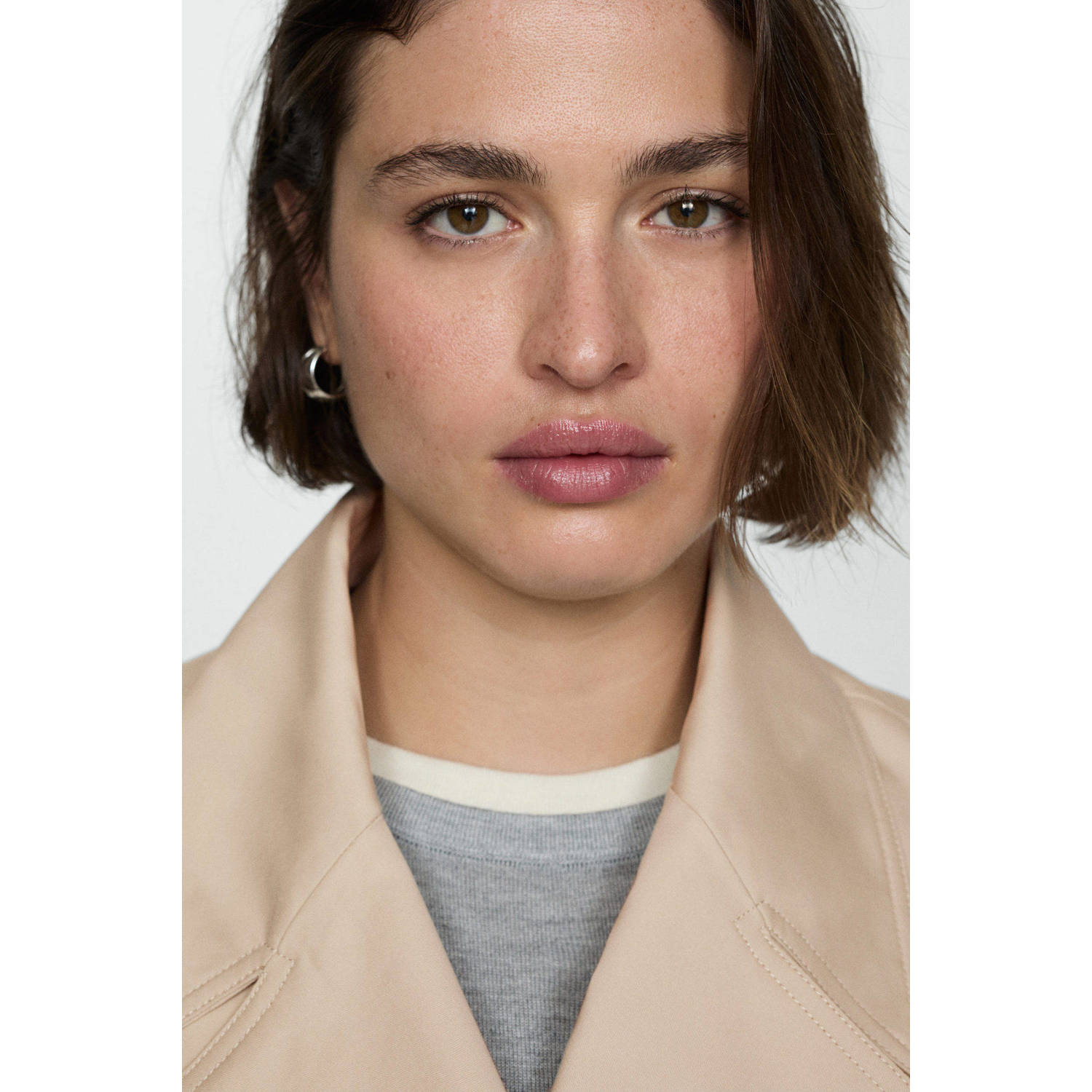 Mango trenchcoat tussen lichtbeige