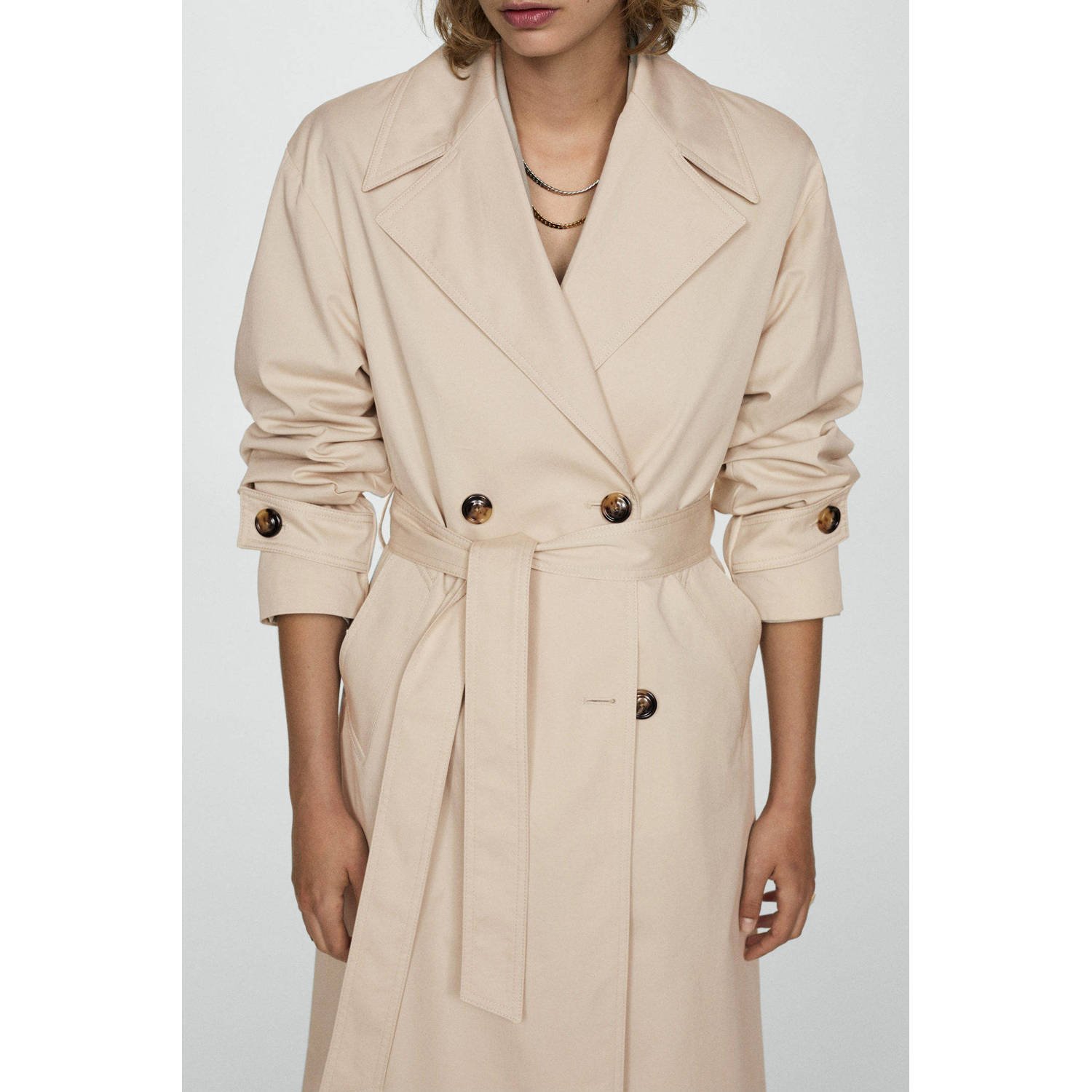 Mango trenchcoat tussen lichtbeige