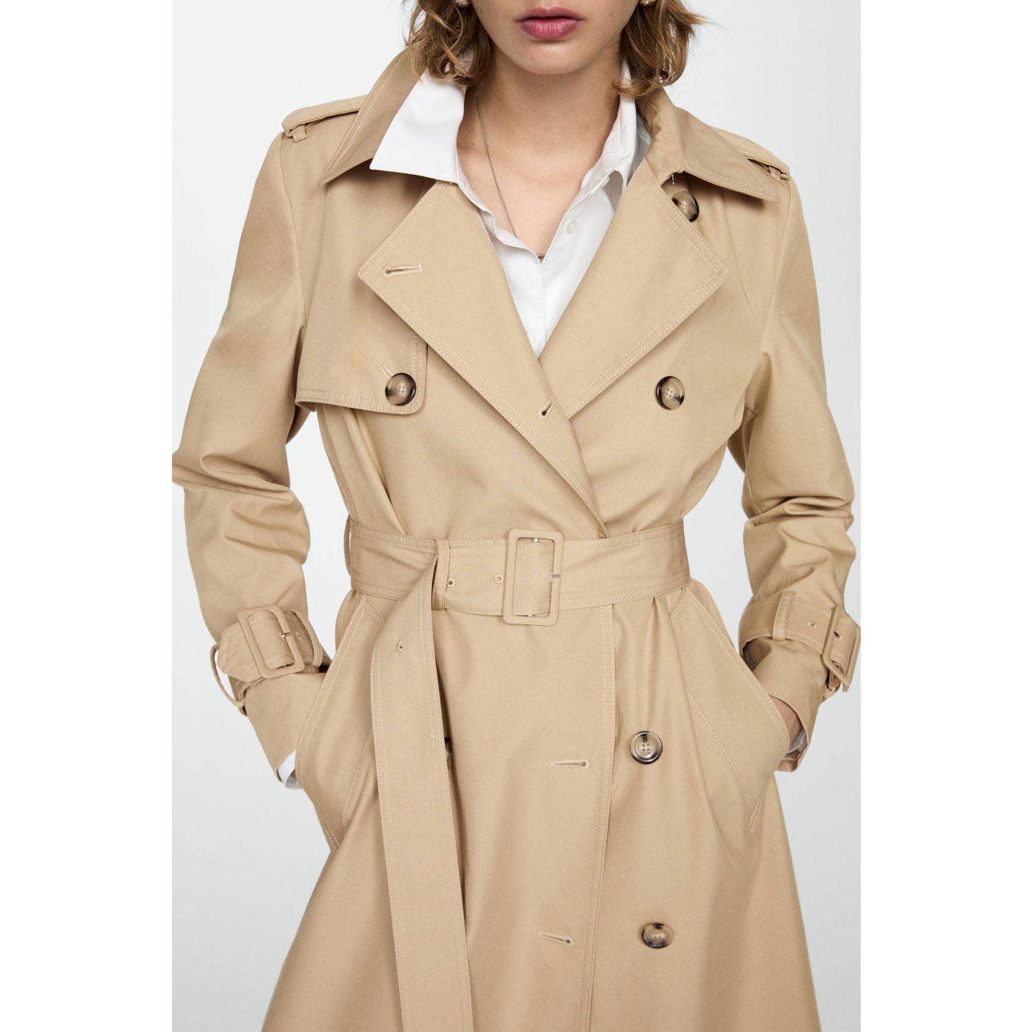 Mango trenchcoat tussen zand