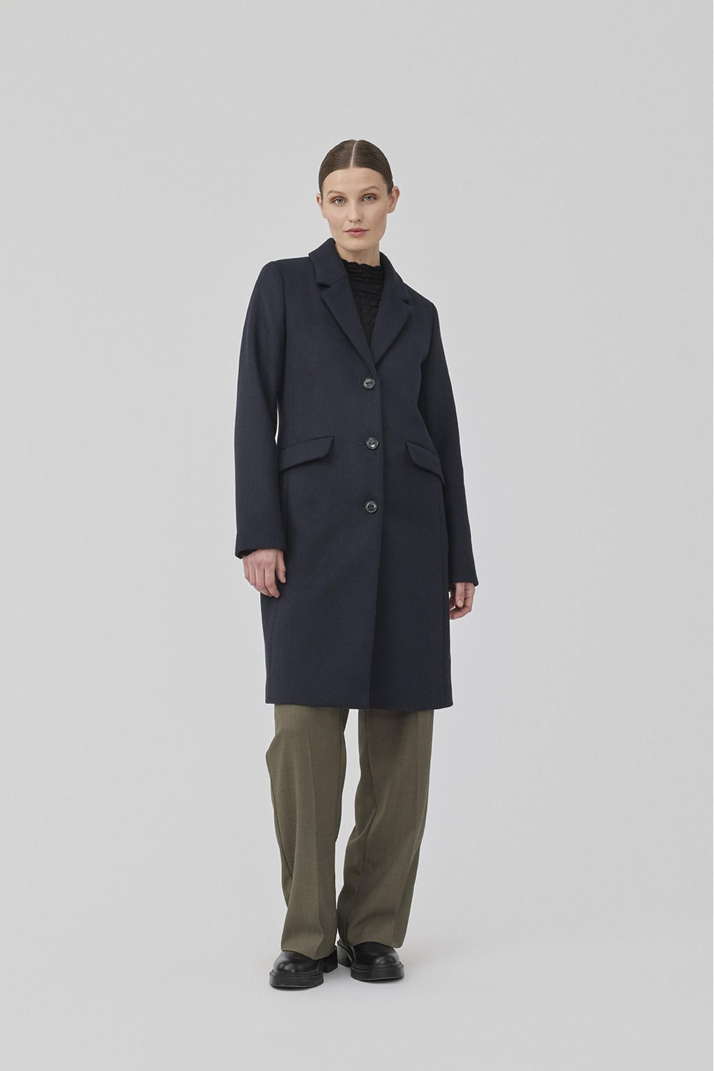 Marineblauwe dames Modström jas Pamela van wol met effen, lange mouwen, reverskraag en knoopsluiting