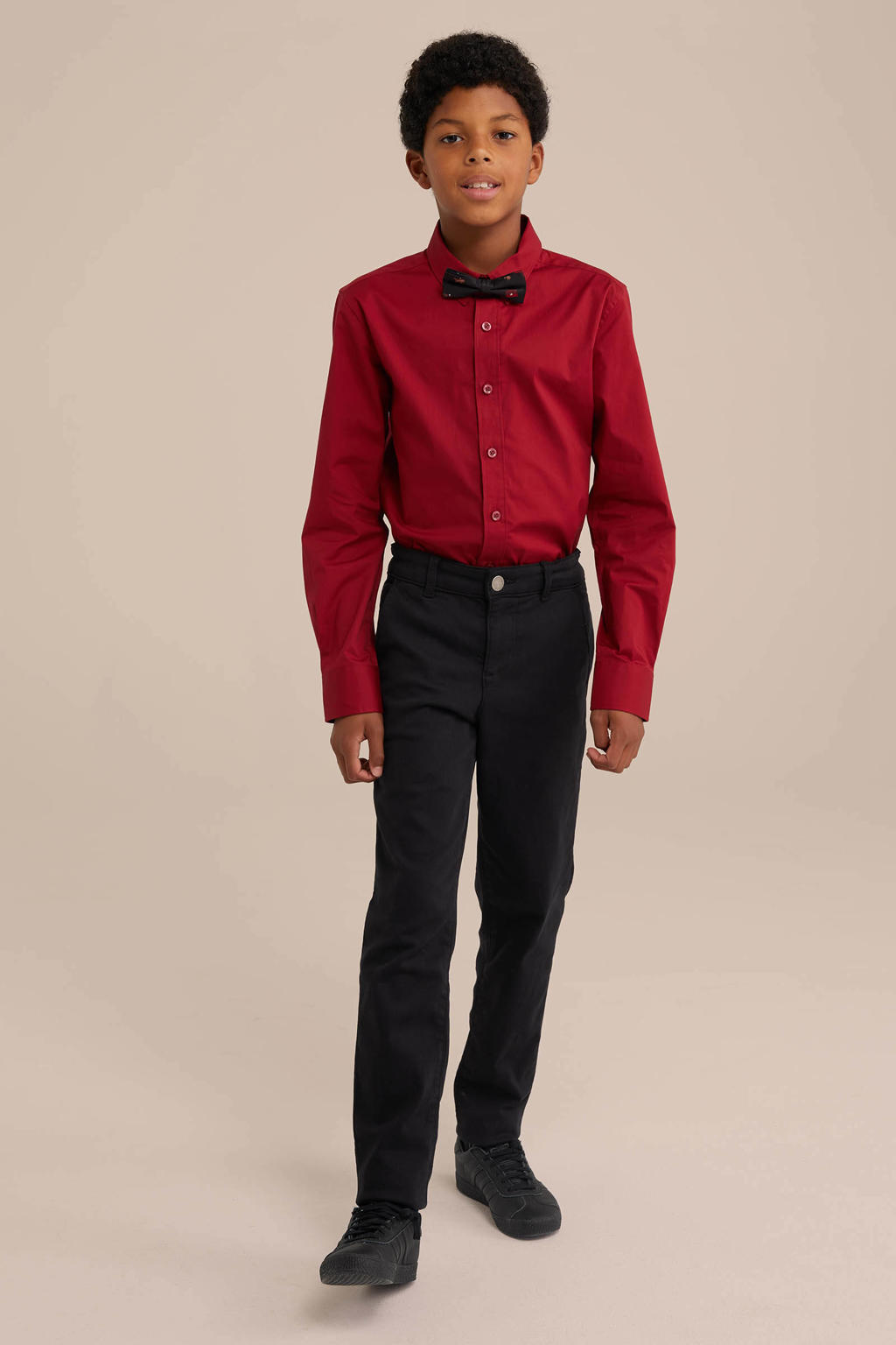 Donkerrode jongens WE Fashion overhemd van stretchkatoen met effen, lange mouwen, klassieke kraag, knoopsluiting en afneembaar vlinderstrikje
