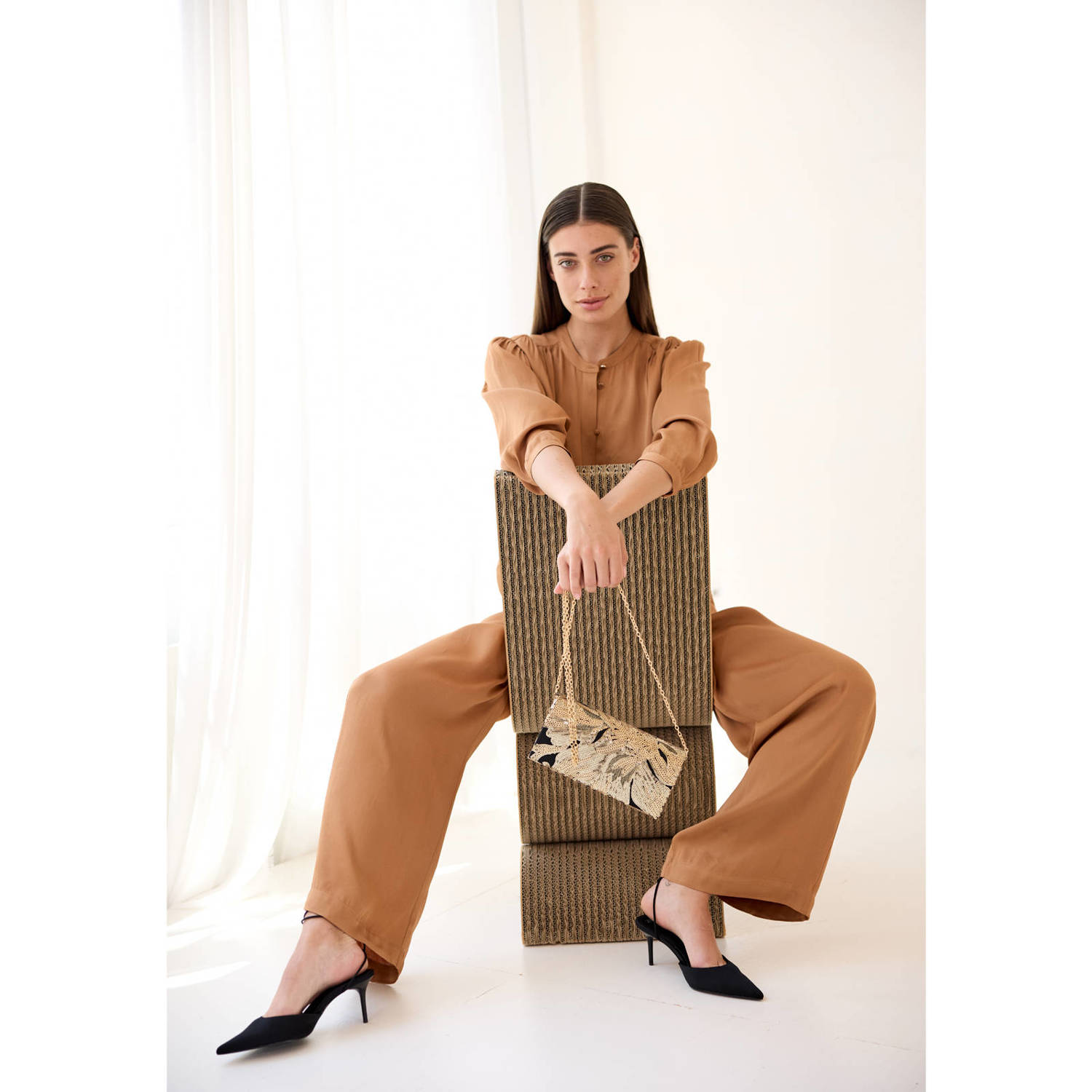 Bulaggi clutch met pailletten Flower zwart goudkleurig