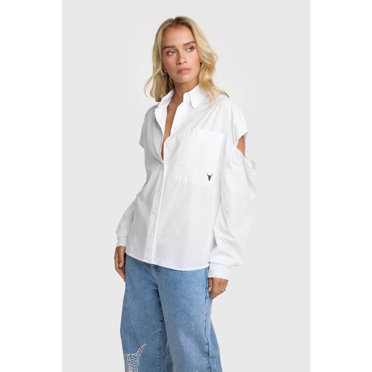 Alix The Label Poplin Blouse met Uitgesneden Schouders en Borduursels White Dames