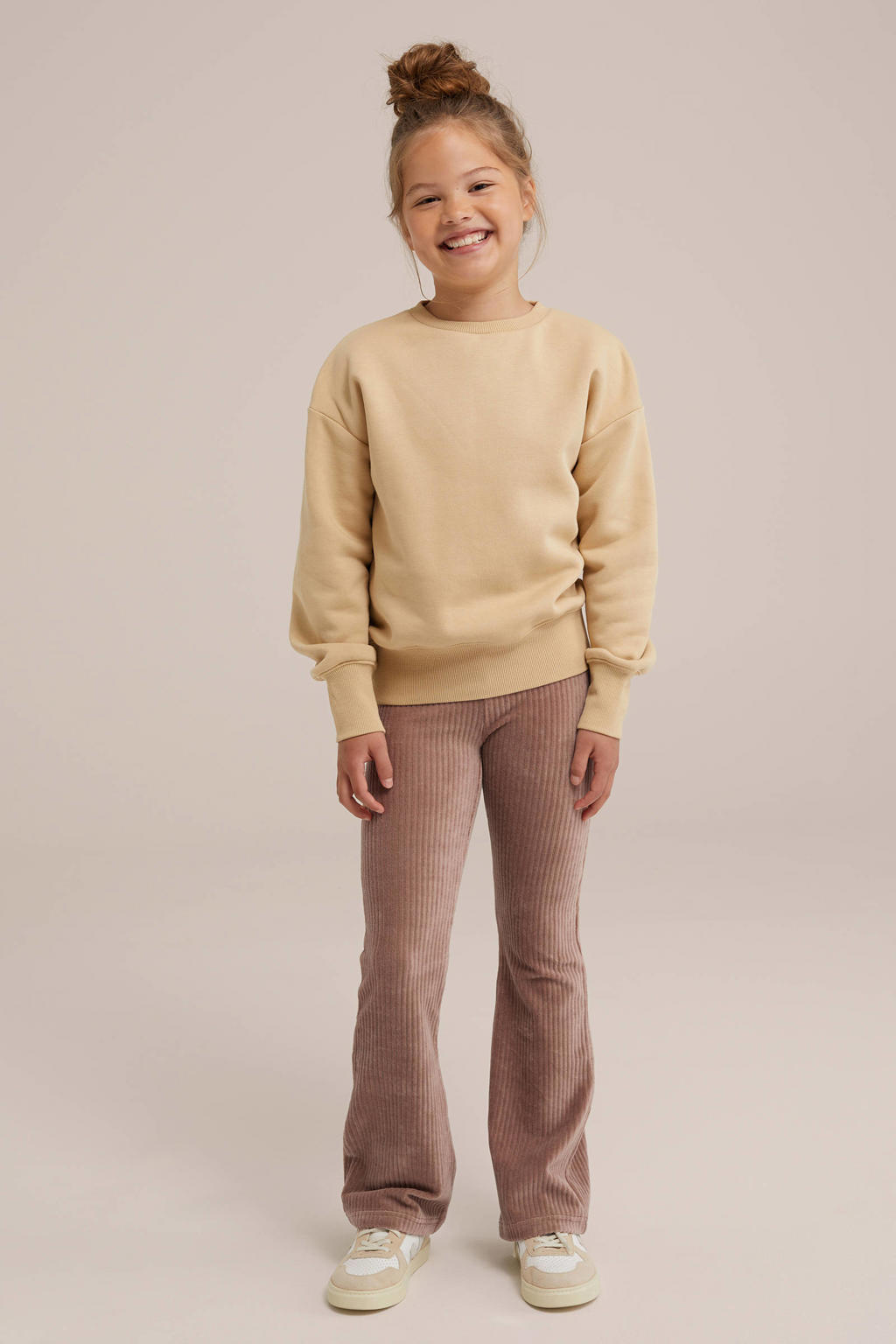 Lichtbruine meisjes WE Fashion fluwelen flared broek met regular waist en elastische tailleband