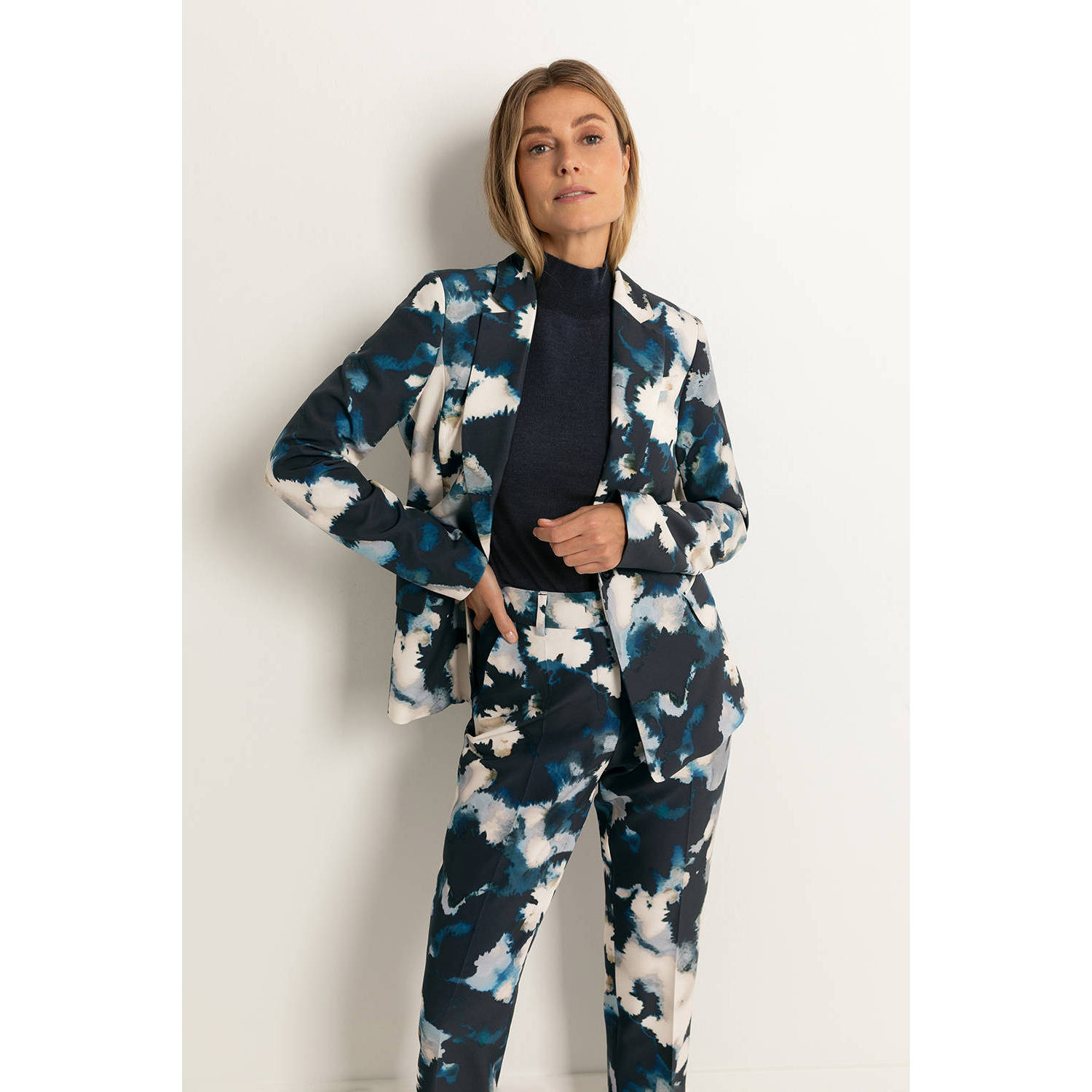 Claudia Sträter getailleerde blazer met all over print donkerblauw ecru