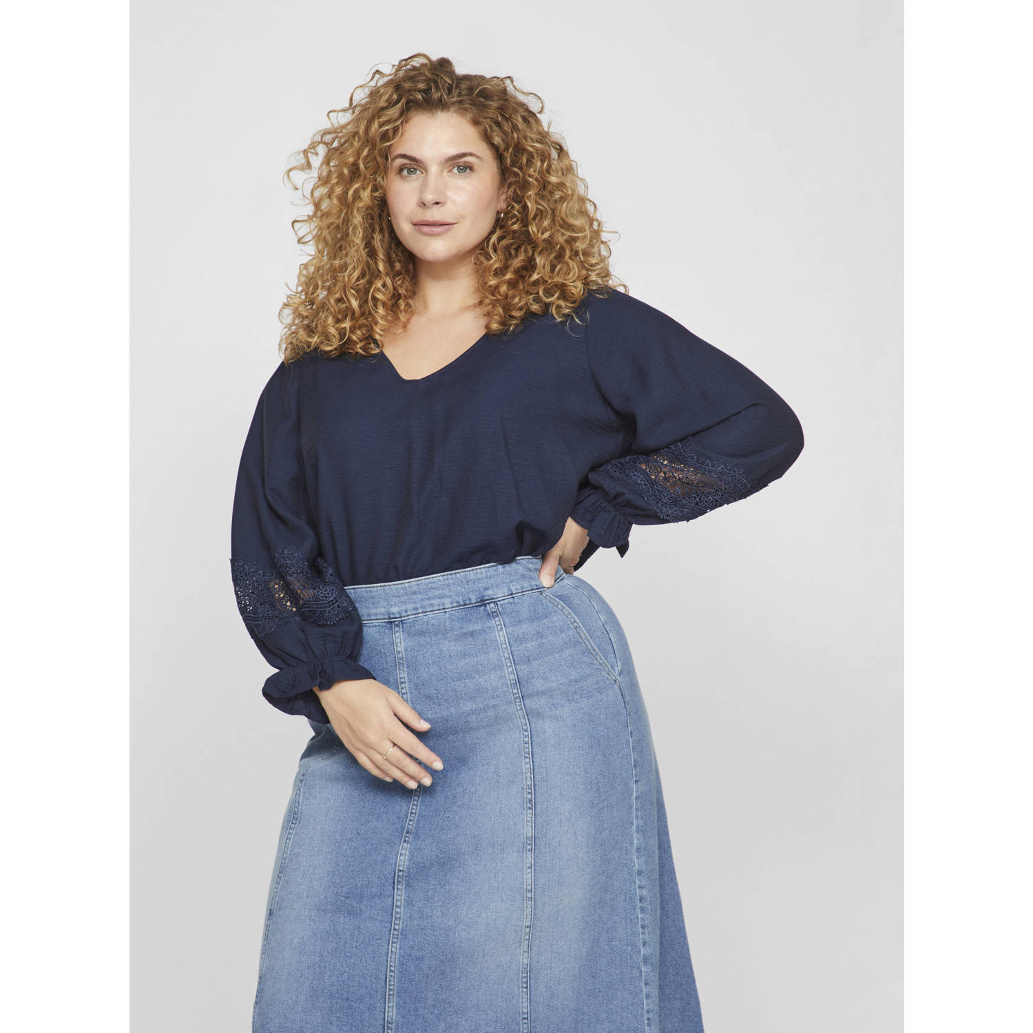 EVOKED VILA top VIMIDA met kanten details donkerblauw