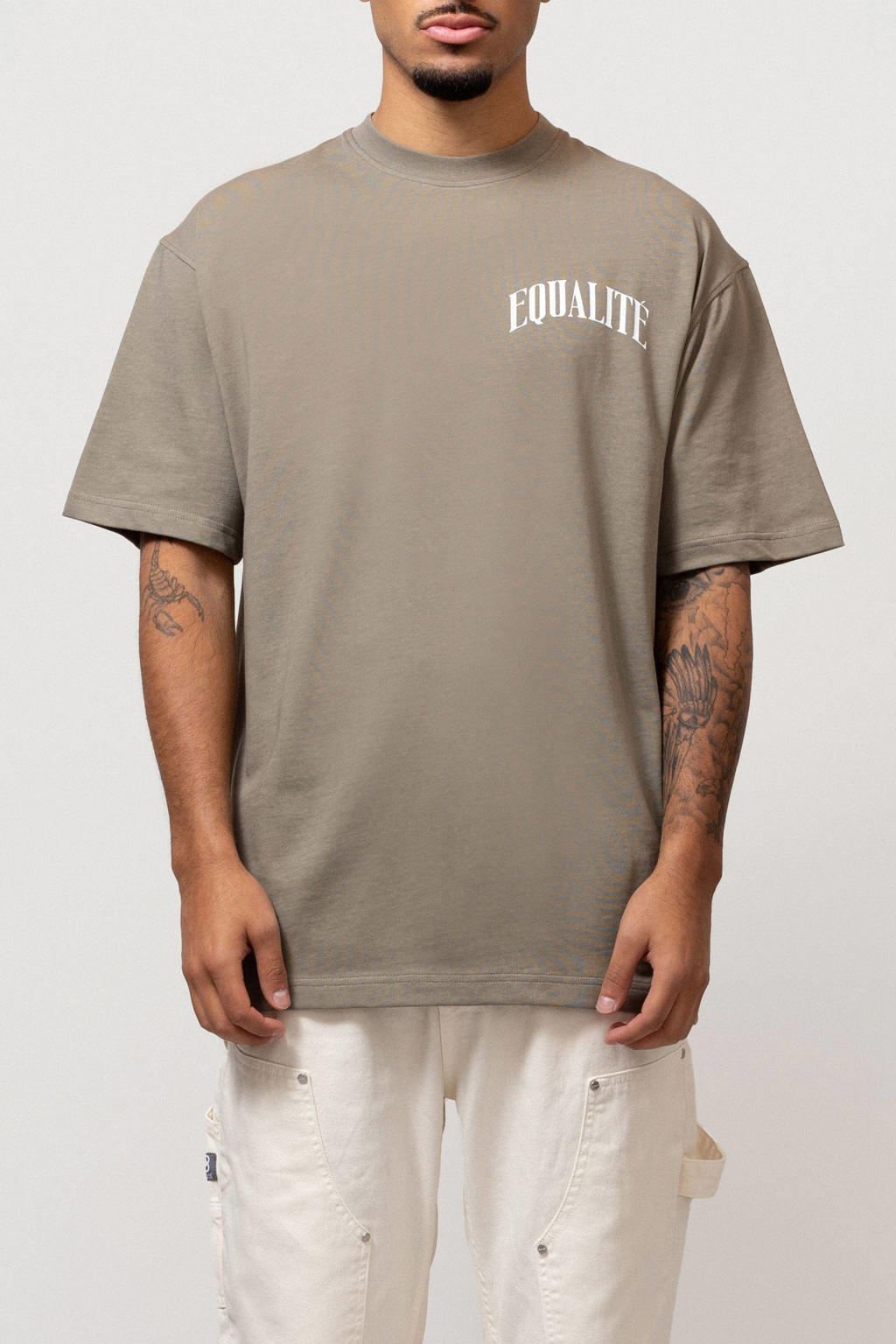 Taupe heren Equalité T-shirt van katoen met backprint, korte mouwen en ronde hals