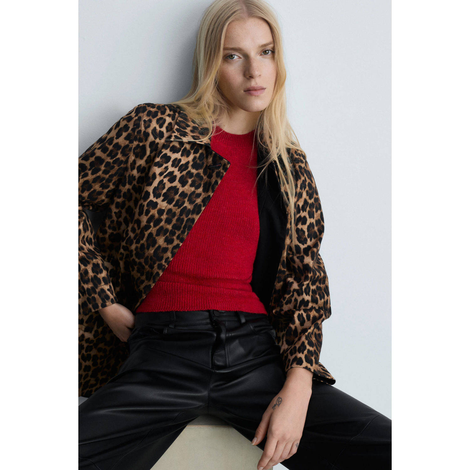 Mango coated straight fit broek zwart