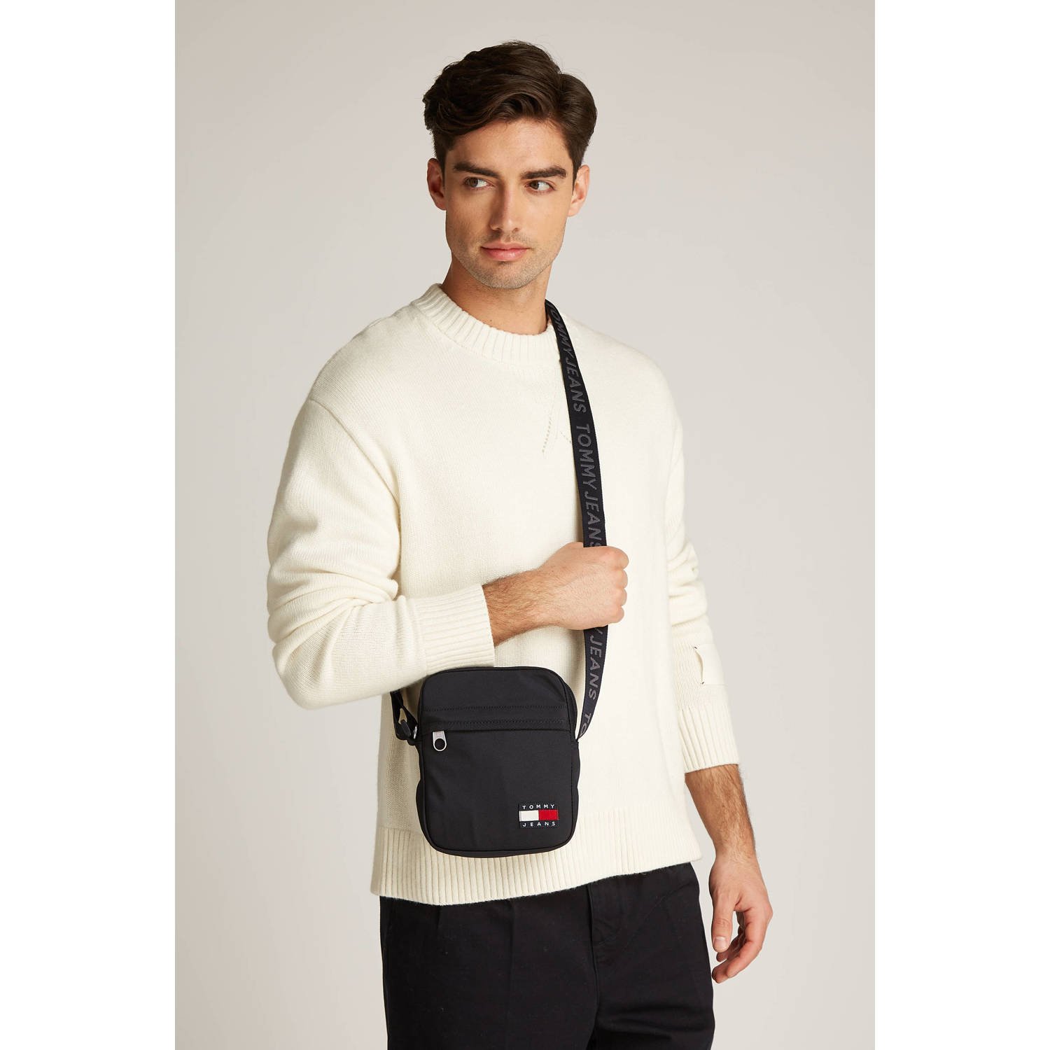 Tommy Jeans schoudertas TJM Essential Daily zwart