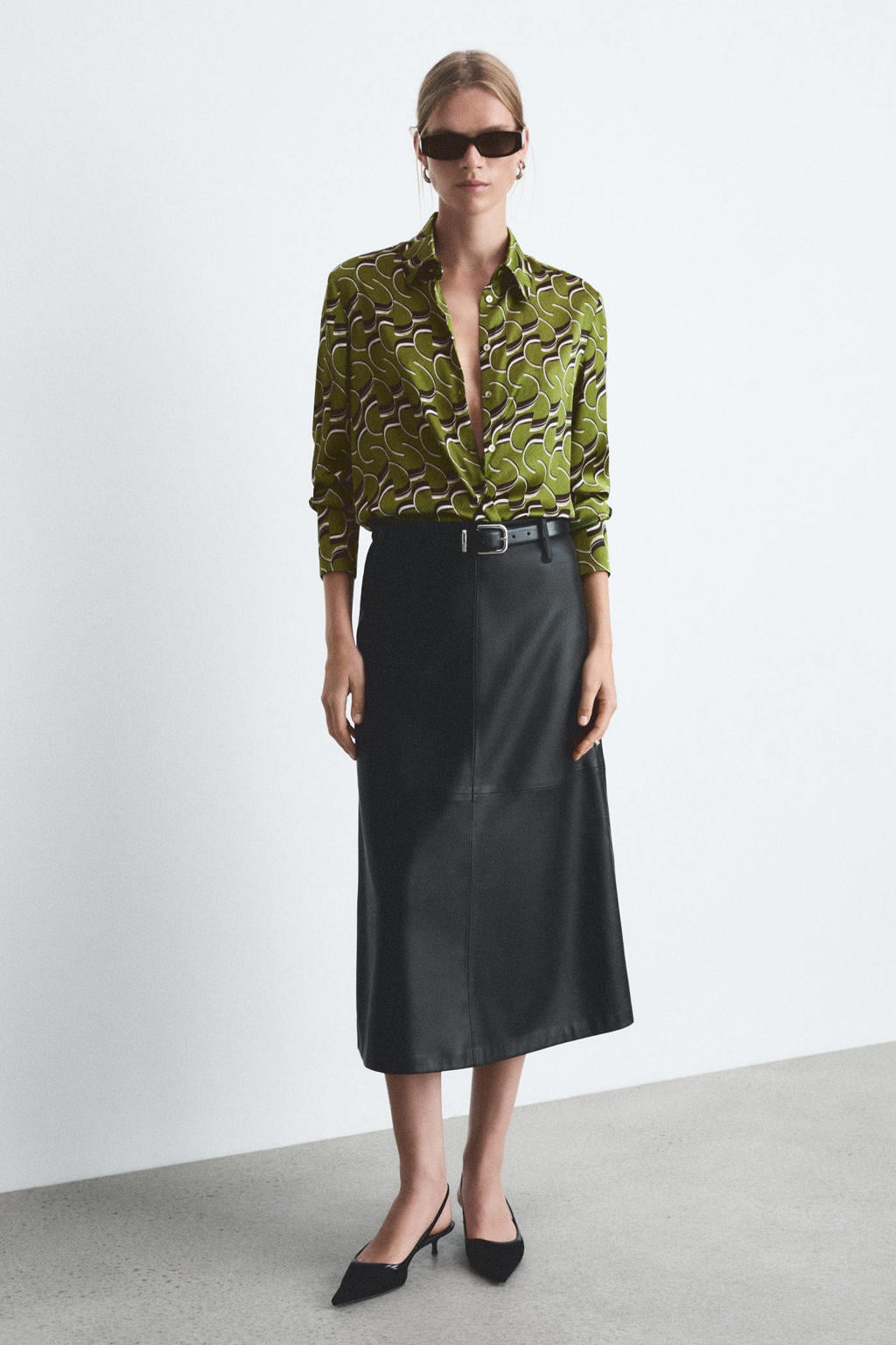 Olijfgroene dames Mango blouse van satijn met effen, lange mouwen, klassieke kraag en knoopsluiting