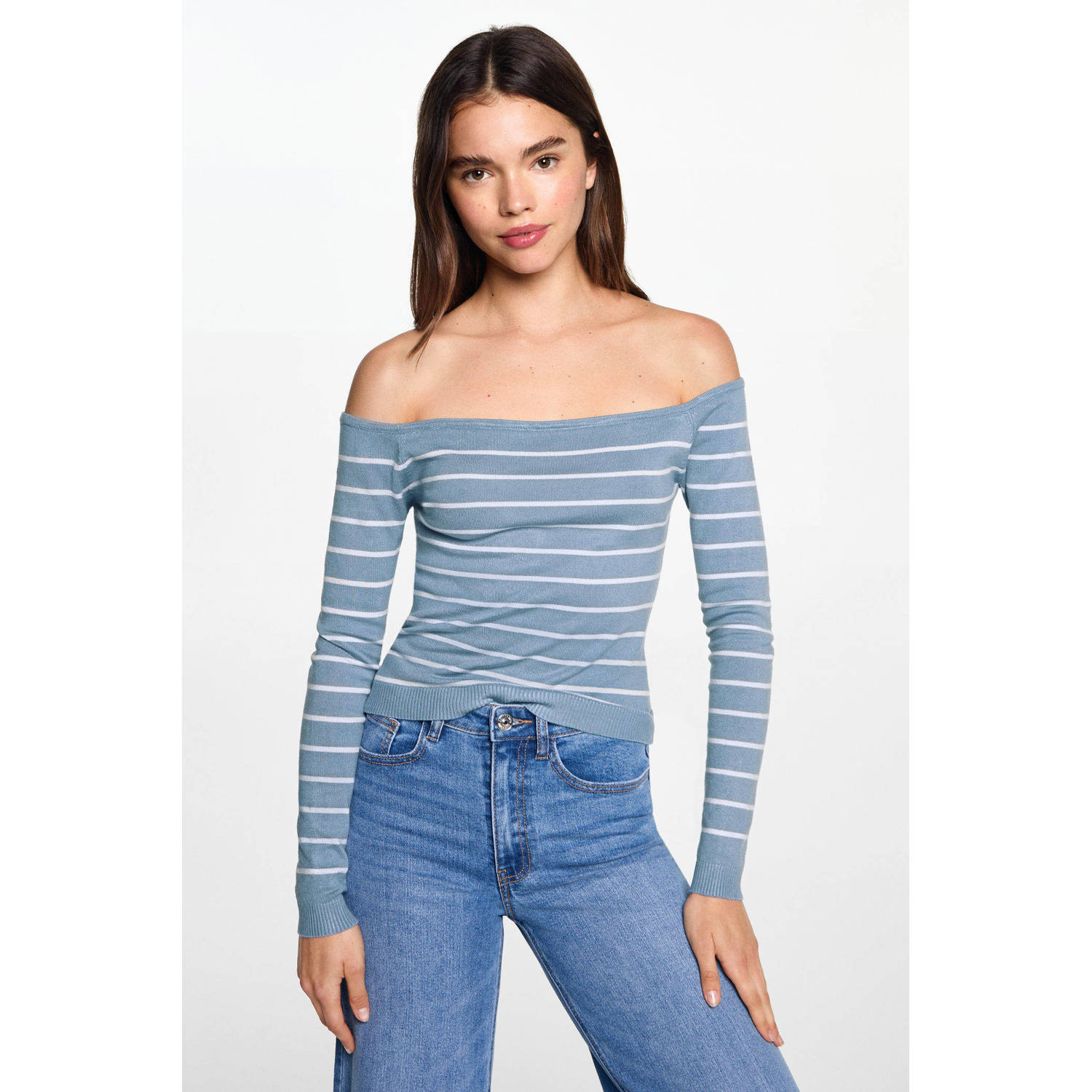 MANGO TEEN gestreepte fijngebreide off shoulder top middenblauw wit