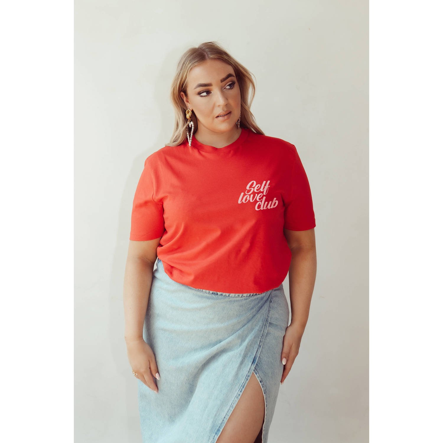 Pinned by K Curve T-shirt met tekst en glitters rood