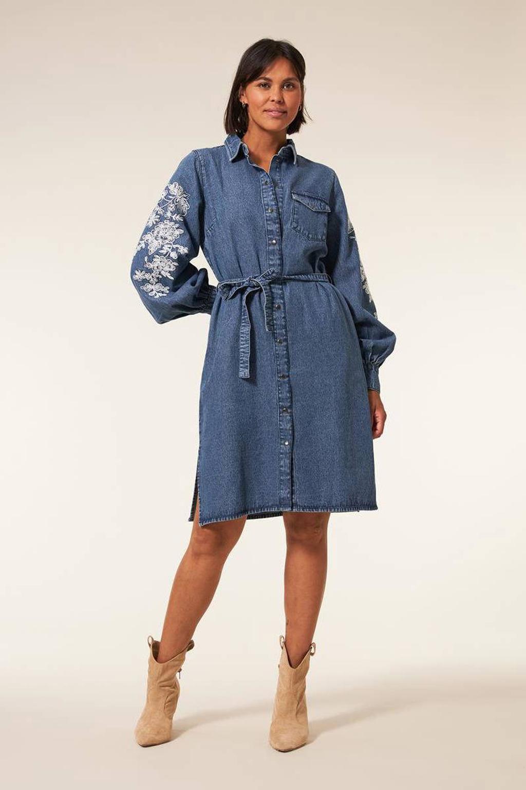 Blauwe dames Miss Etam spijkerjurk Danielle van katoen met bloemenprint, lange mouwen, klassieke kraag, knoopsluiting en borduursels