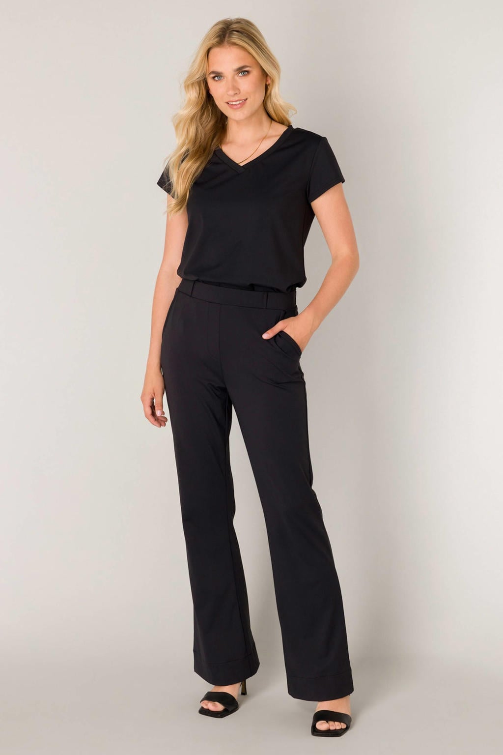 Zwarte dames Base Level regular waist flared broek van travelstof met knoopsluiting en effen