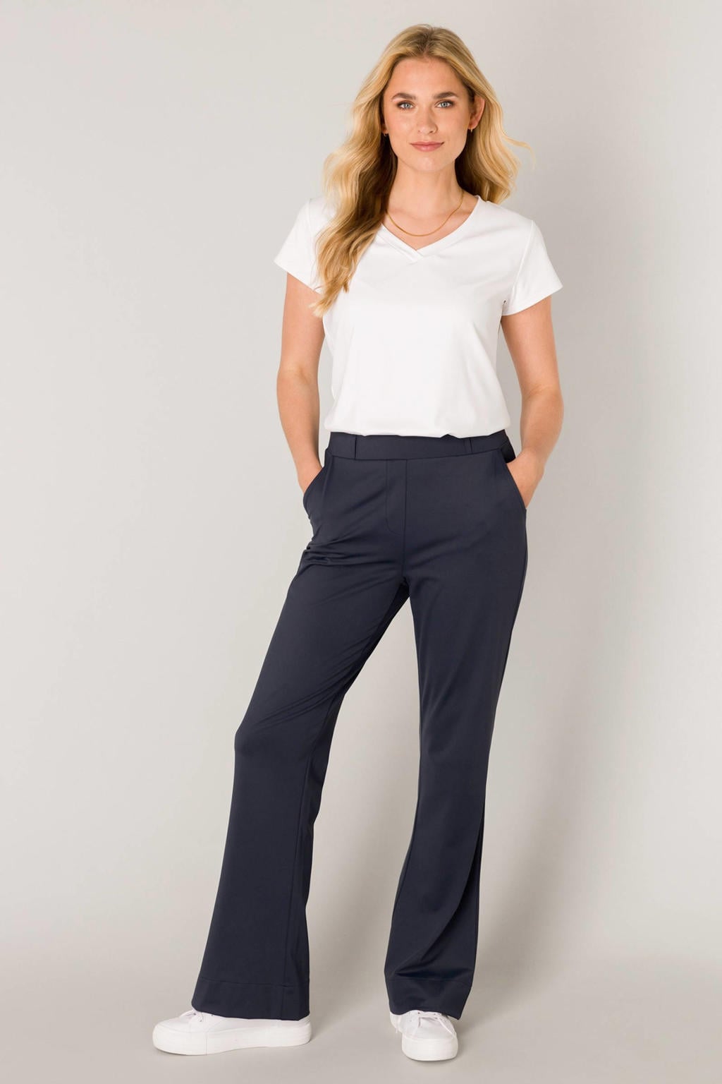Donkerblauwe dames Base Level regular waist flared broek van travelstof met knoopsluiting en effen