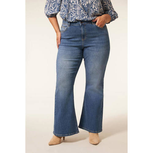 Miss Etam Plus flared jeans Jackie medium blue denim afbeelding