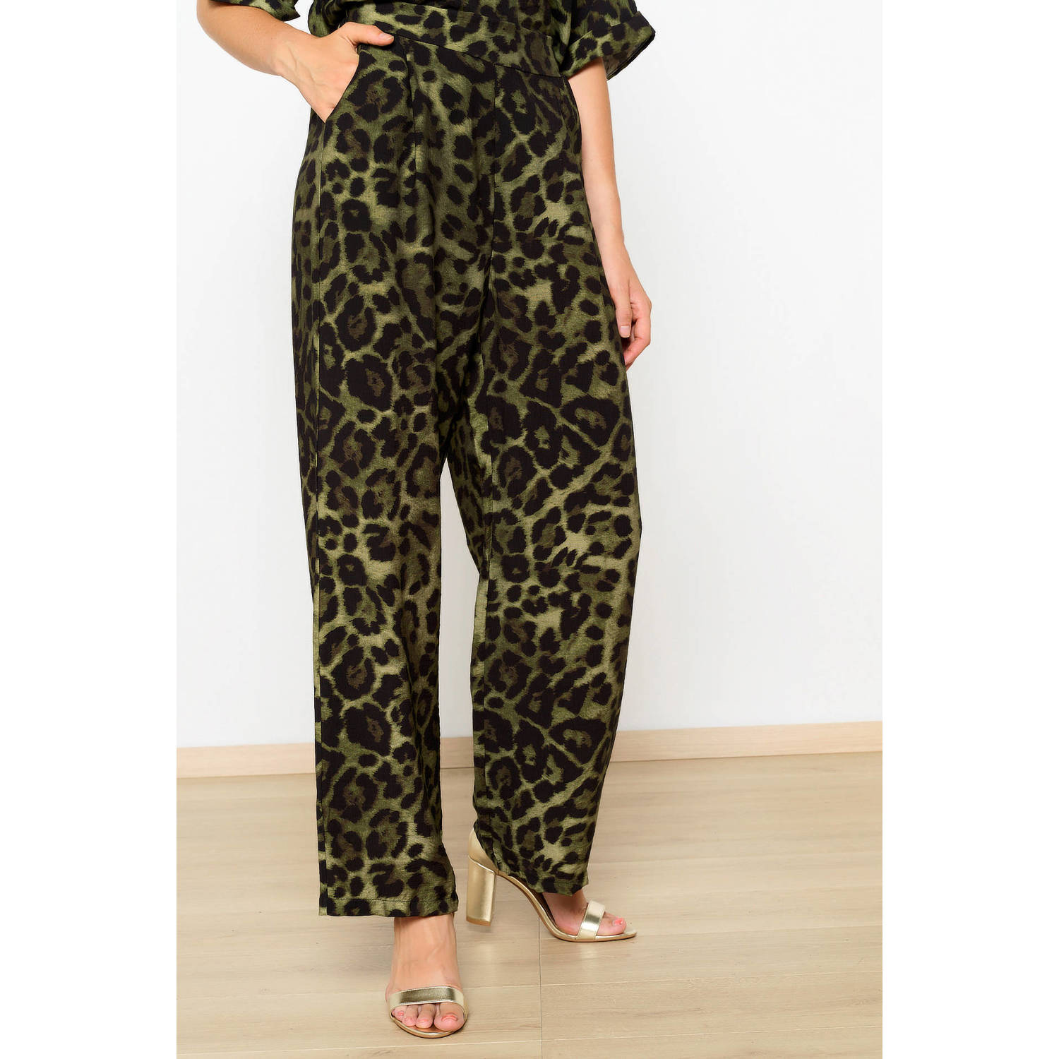 LOLALIZA wide leg broek met panterprint kaki zwart
