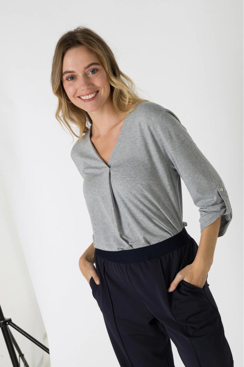 Grijze dames ES&SY top van viscose met effen, driekwart mouwen en V-hals