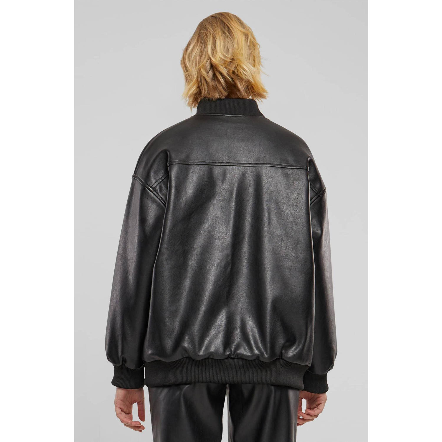 Urban Classics Curvy imitatieleren bomberjack zwart