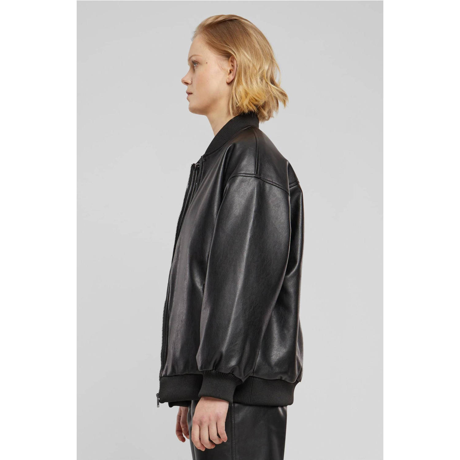 Urban Classics Curvy imitatieleren bomberjack zwart
