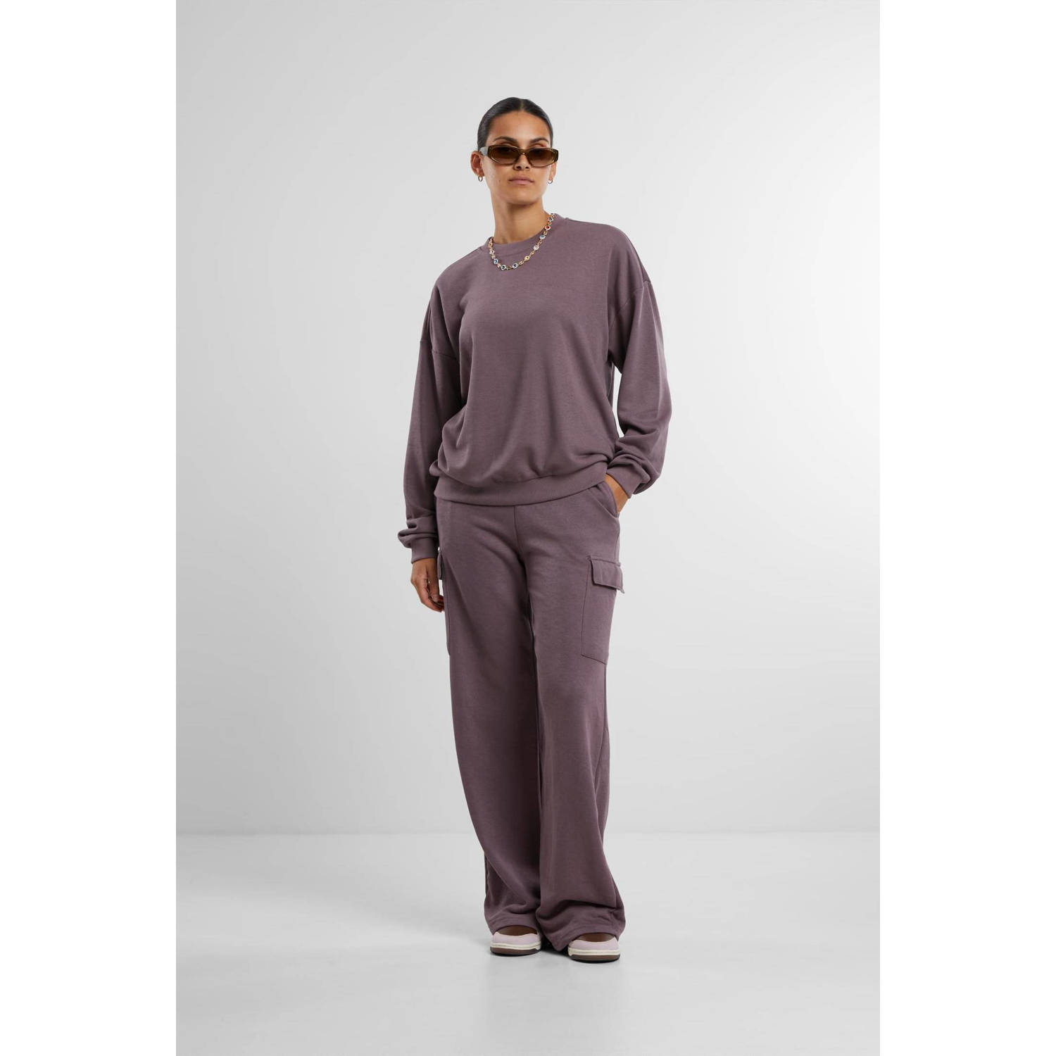 Urban Classics Curvy relaxed fit broek met cargozakken paars