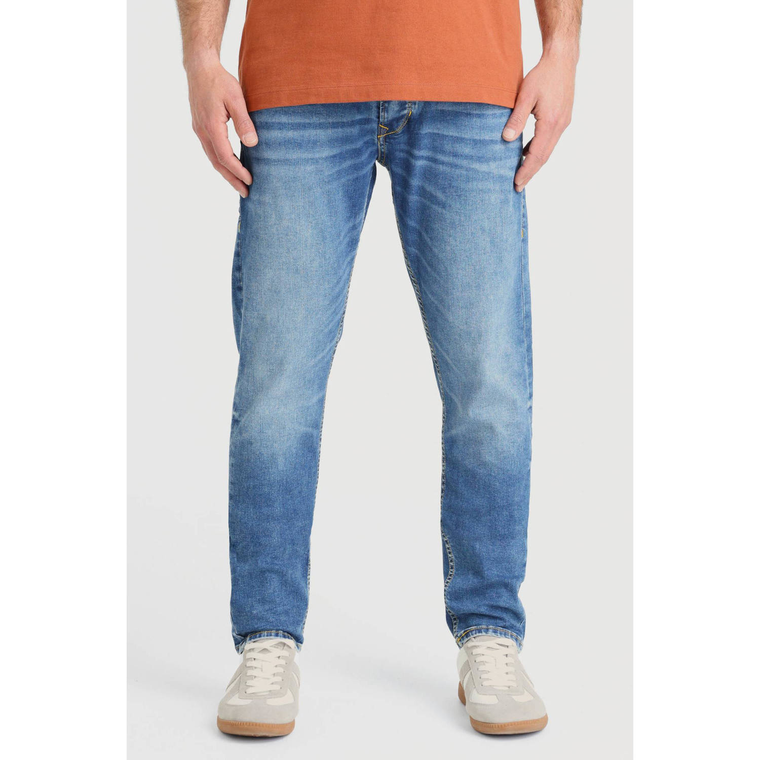 CHASIN' tapered fit jeans Crown Blaze mid blue denim