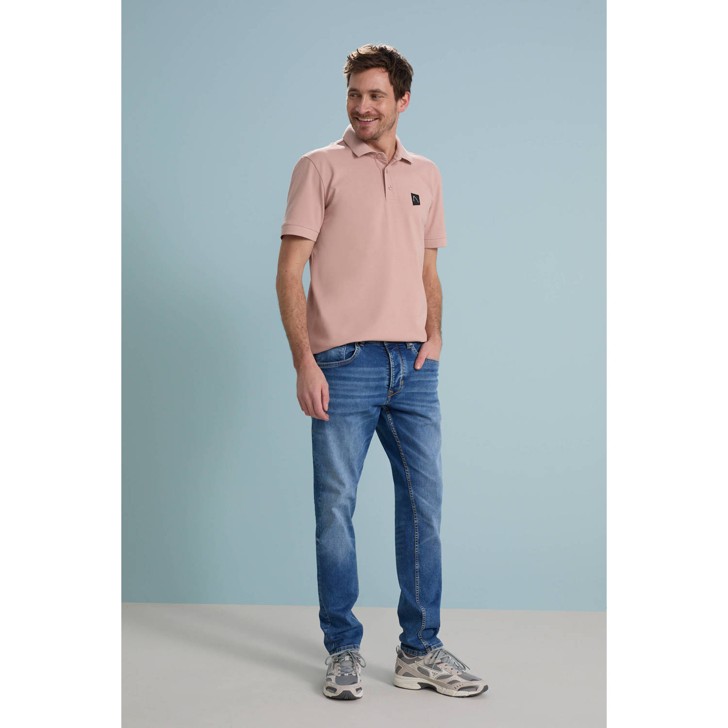 CHASIN' tapered fit jeans Crown Blaze mid blue denim