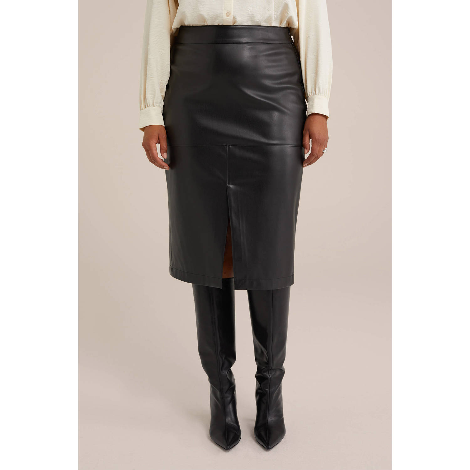 WE Fashion Curve imitatieleren kokerrok zwart