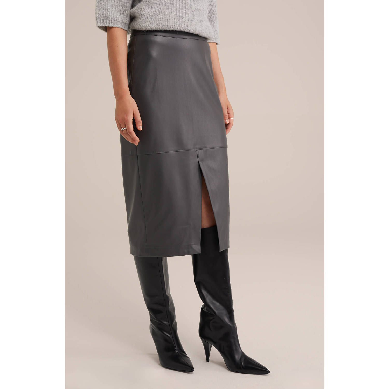 WE Fashion imitatieleren kokerrok antraciet