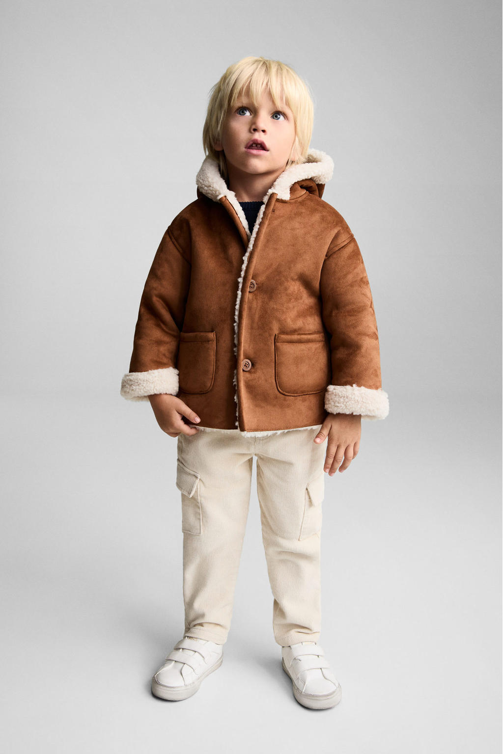 Bruine jongens en meisjes Mango Kids winterjas van imitatiesuède met meerkleurige print, lange mouwen, capuchon en knoopsluiting