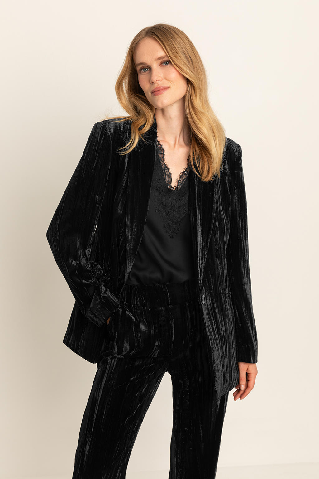 Zwarte dames Expresso fluwelen rechtvallende blazer van polyester met effen, lange mouwen, klassieke kraag, knoopsluiting en textuur