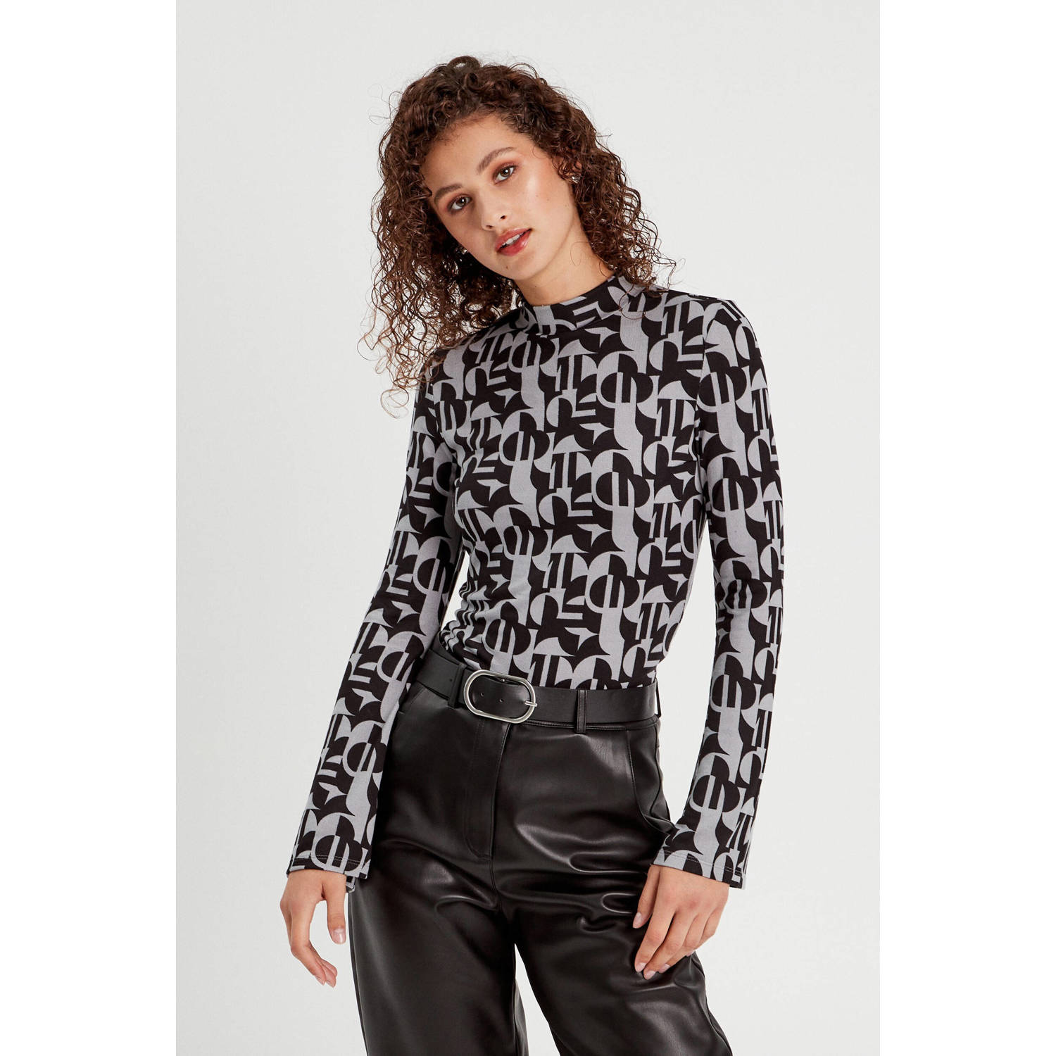 Cache top met grafische print grijs zwart