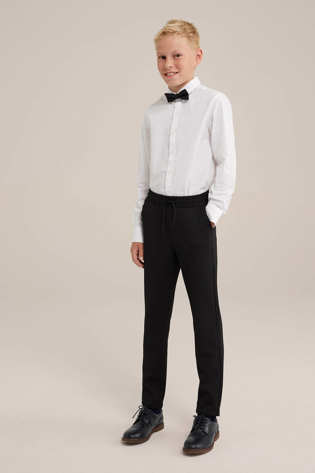 Zwarte jongens WE Fashion slim fit broek van polyester met elastische tailleband met koord en effen