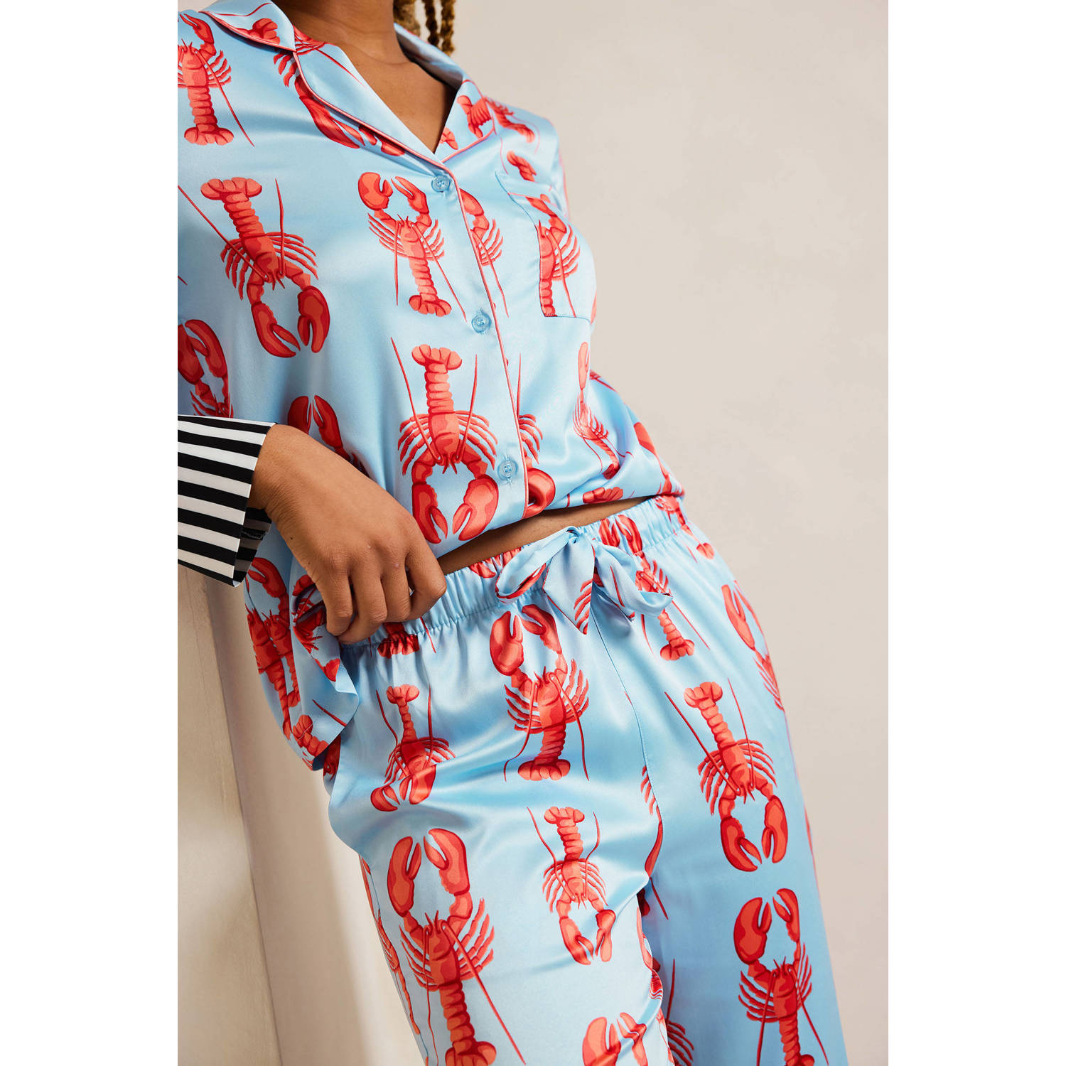 Chelsea Peers satijnen pyjama lichtblauw rood