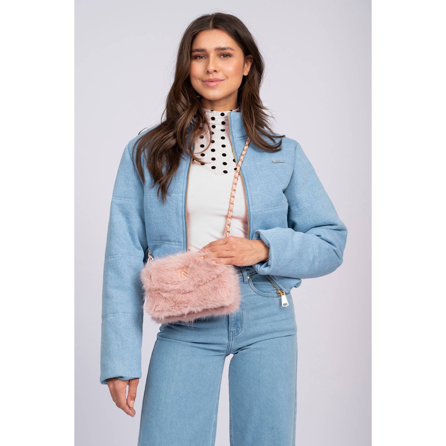 NIKKIE x Anna Nooshin gewatteerde jas light blue denim