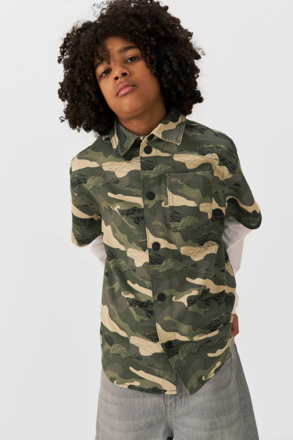 Groene jongens Coolcat twill overhemd Riley print van katoen met camouflageprint, korte mouwen, klassieke kraag en drukknoopsluiting