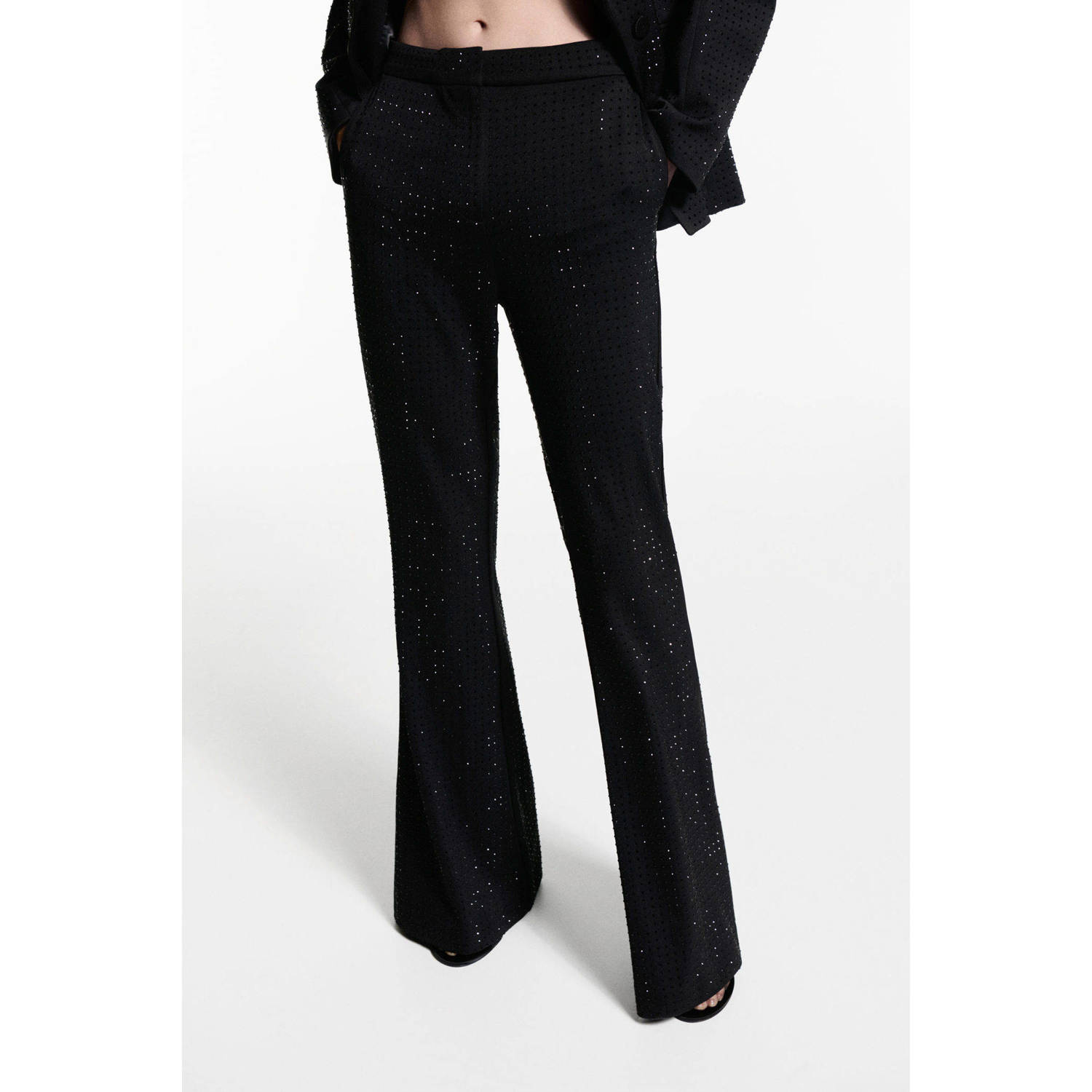Mango flared regular waist pantalon zwart