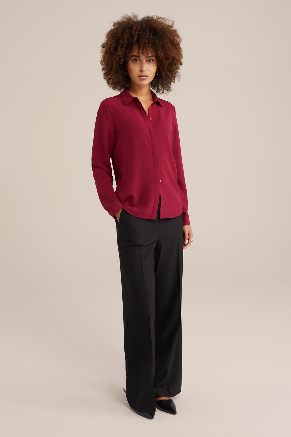 Rode dames gebloemde blouse dahlia red van polyester met effen, lange mouwen, klassieke kraag en blinde knoopsluiting