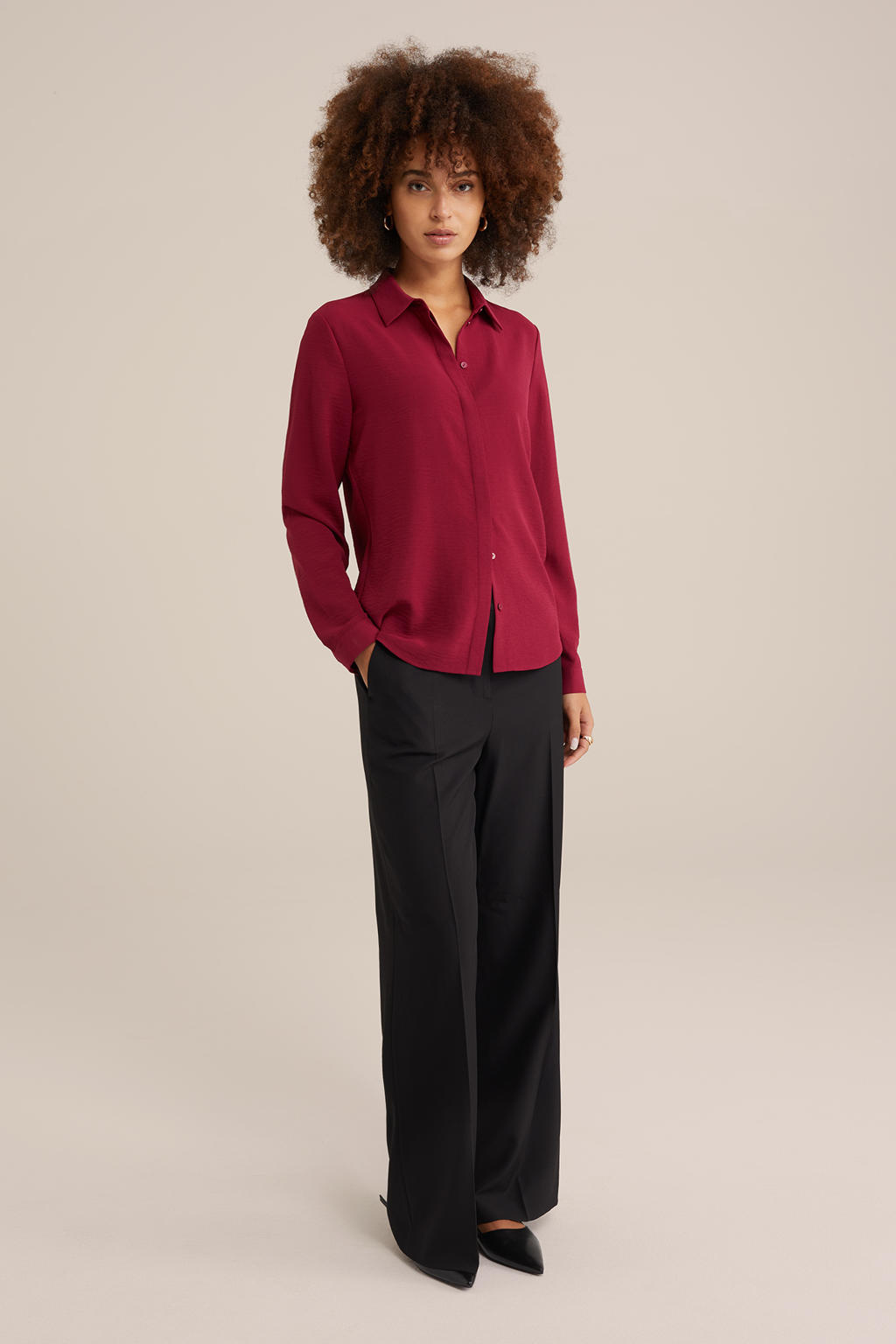 Rode dames gebloemde blouse dahlia red van polyester met effen, lange mouwen, klassieke kraag en blinde knoopsluiting