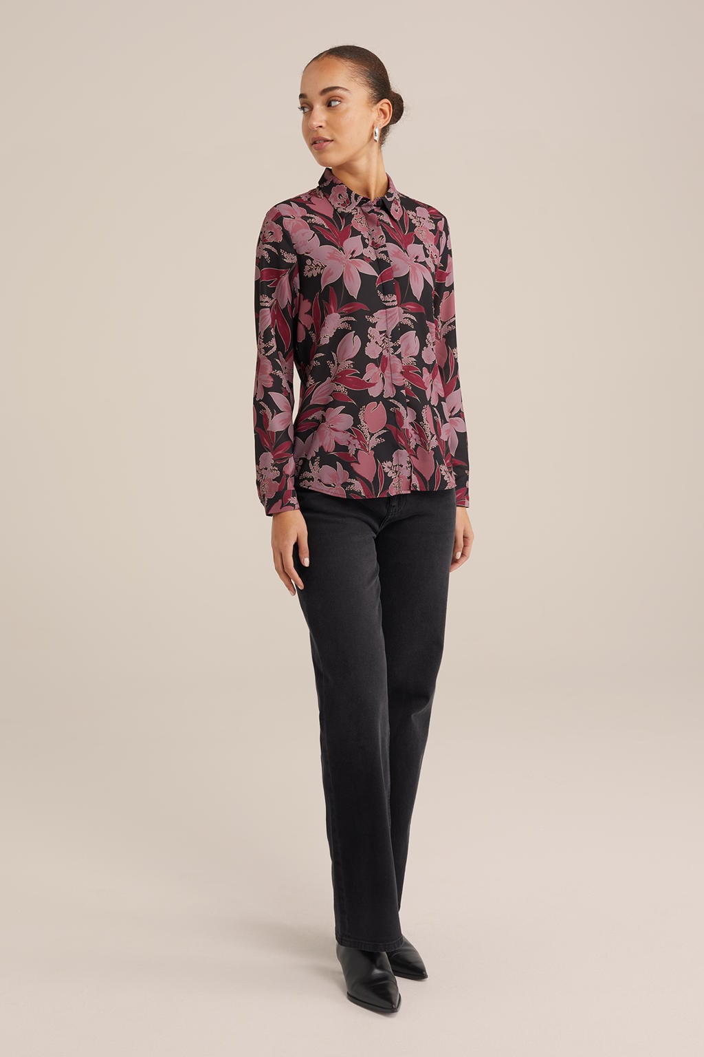 Roze en zwarte dames gebloemde blouse brown blush van polyester met effen, lange mouwen, klassieke kraag en blinde knoopsluiting