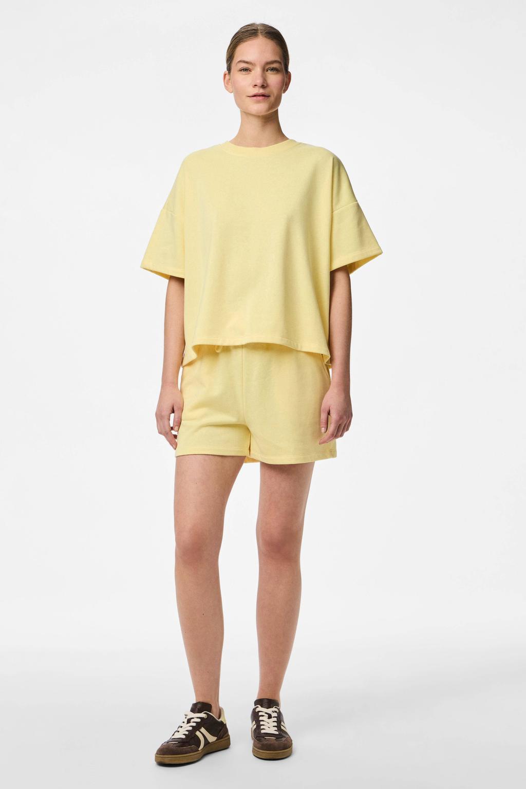 PIECES sweatshort PCCHILLI geel