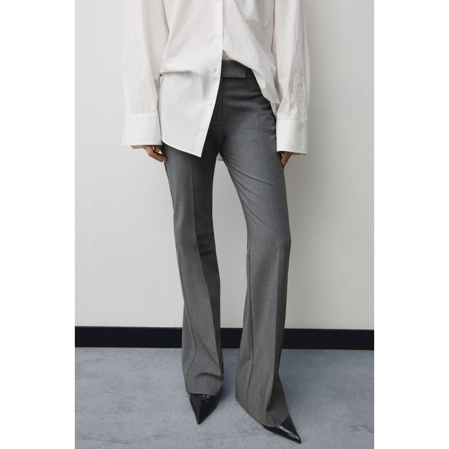 Mango flared regular waist pantalon grijs melange
