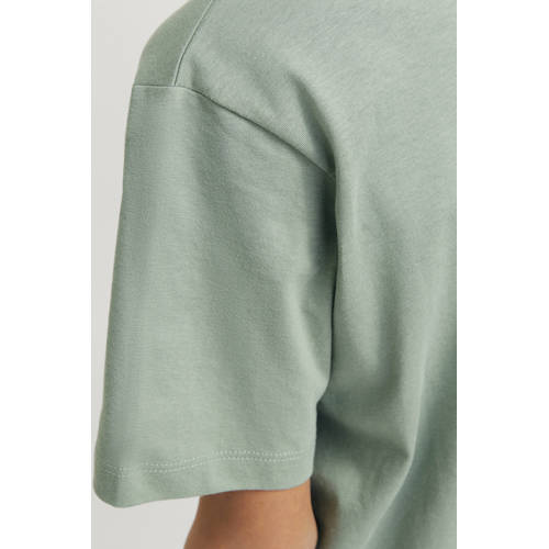 JACK & JONES JUNIOR T-shirt JJECALEB VARSITY met logo zachtgroen afbeelding