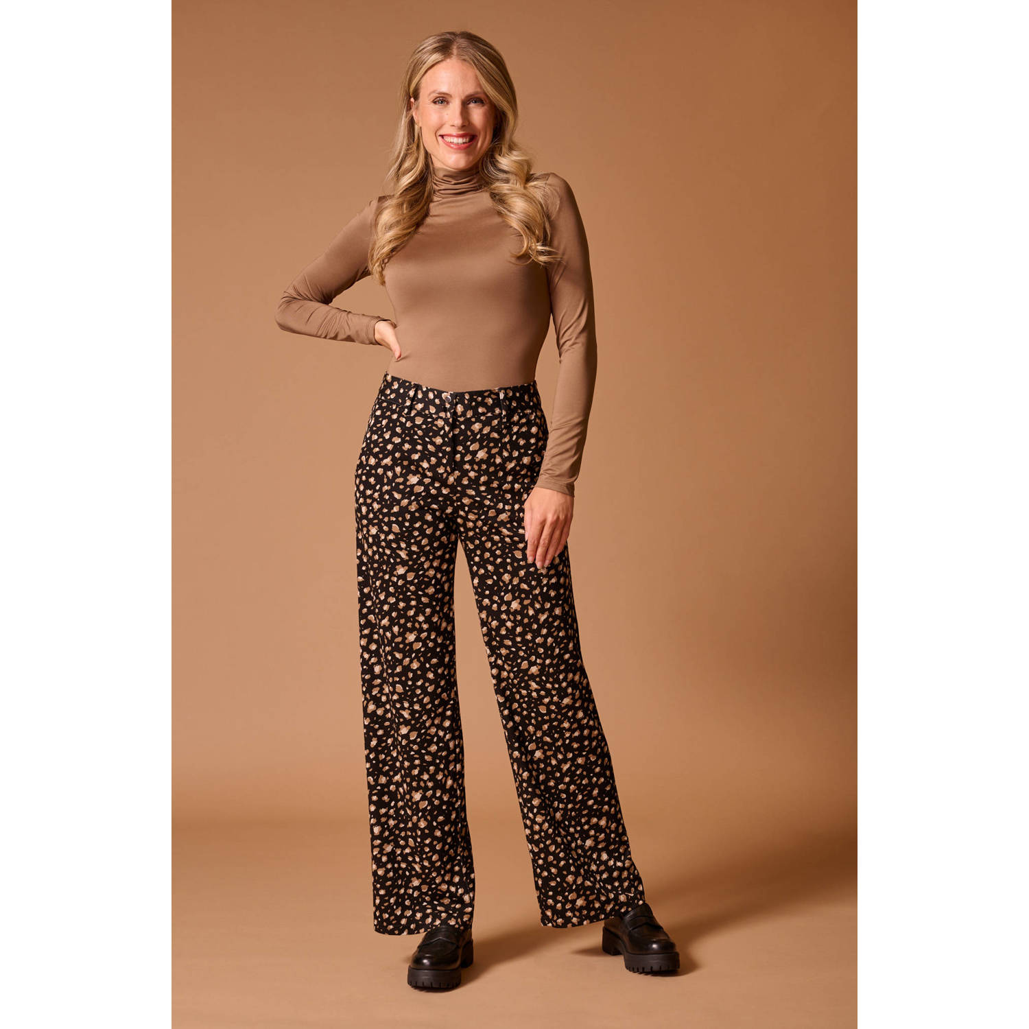ILOSA wide leg broek met all over print zwart bruin