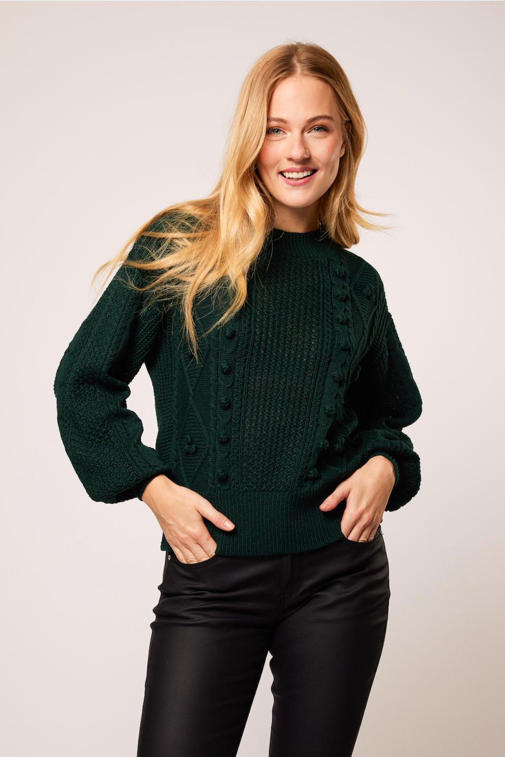 Donkergroene dames ILOSA kabeltrui van polyester met effen, lange mouwen, ronde hals en ingebreide details