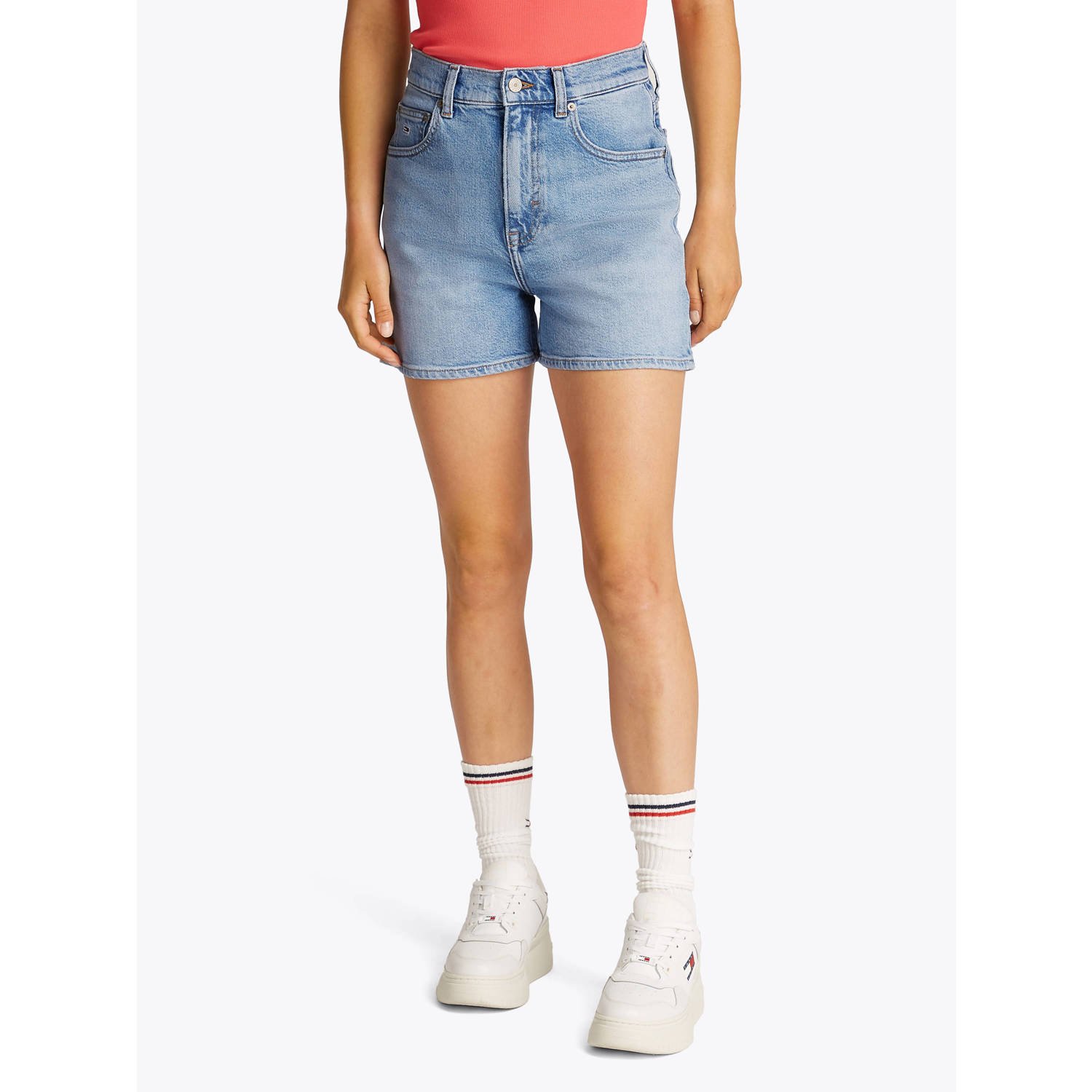 TOMMY JEANS Short MOM SHORT BI0112 met logo-badge in blauwe wassing